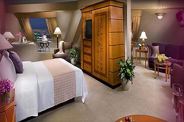 Las Vegas - Luxor Hotel City Break Package Holiday
